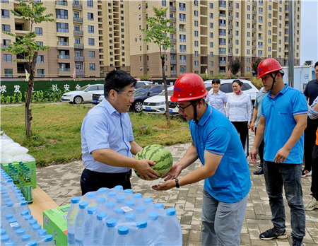 7月5日，集團(tuán)公司黨委副書記、總經(jīng)理惠宏軍帶隊赴咸陽市秦都區(qū)馬泉新家園三標(biāo)段項目、興平四季花園三期項目開展“送清涼”慰問活動，并檢查防暑降溫及安全生產(chǎn)工作情況 (2)_副本.jpg